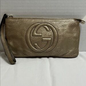 GUCCI SOHO PEBBLED LEATHER WRISTLET